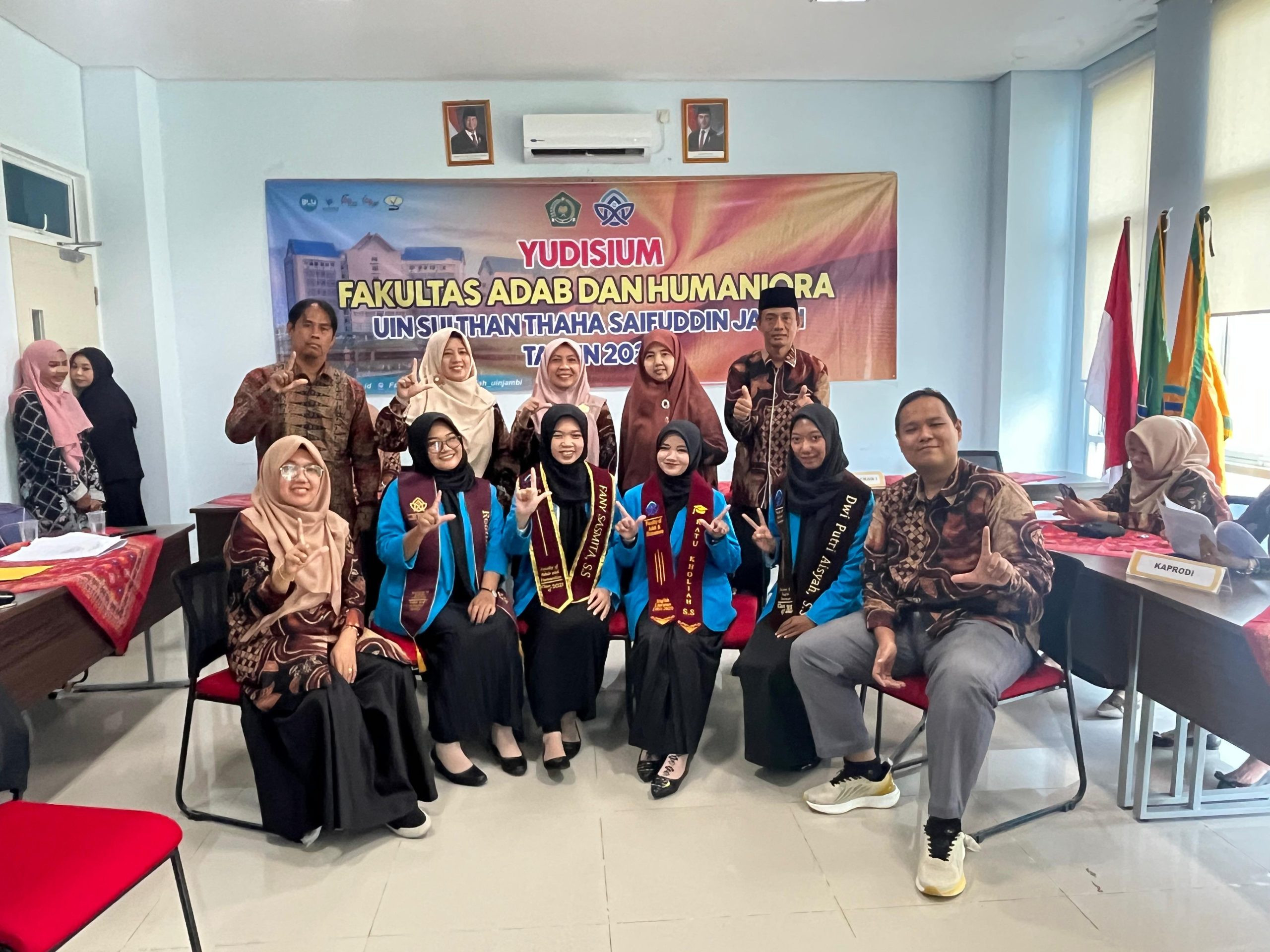 4 Mahasiswa Sastra Inggris Mengikuti Yudisium 26 dan 27