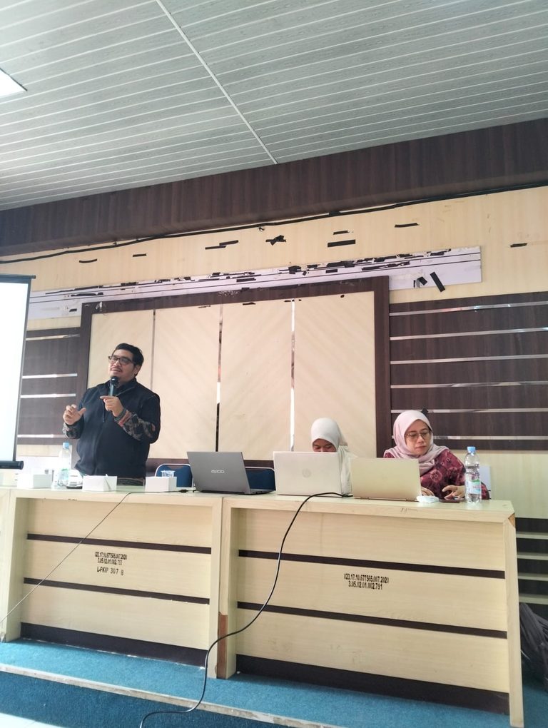 Dosen Sastra Inggris UIN STS Jambi Jadi Narasumber Workshop “Exploring Language and Culture in English Education” di Universitas Jambi