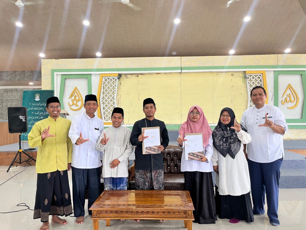 Penutupan Kegiatan PKM Prodi Sastra Inggris dengan Ponpes Darul Arifin